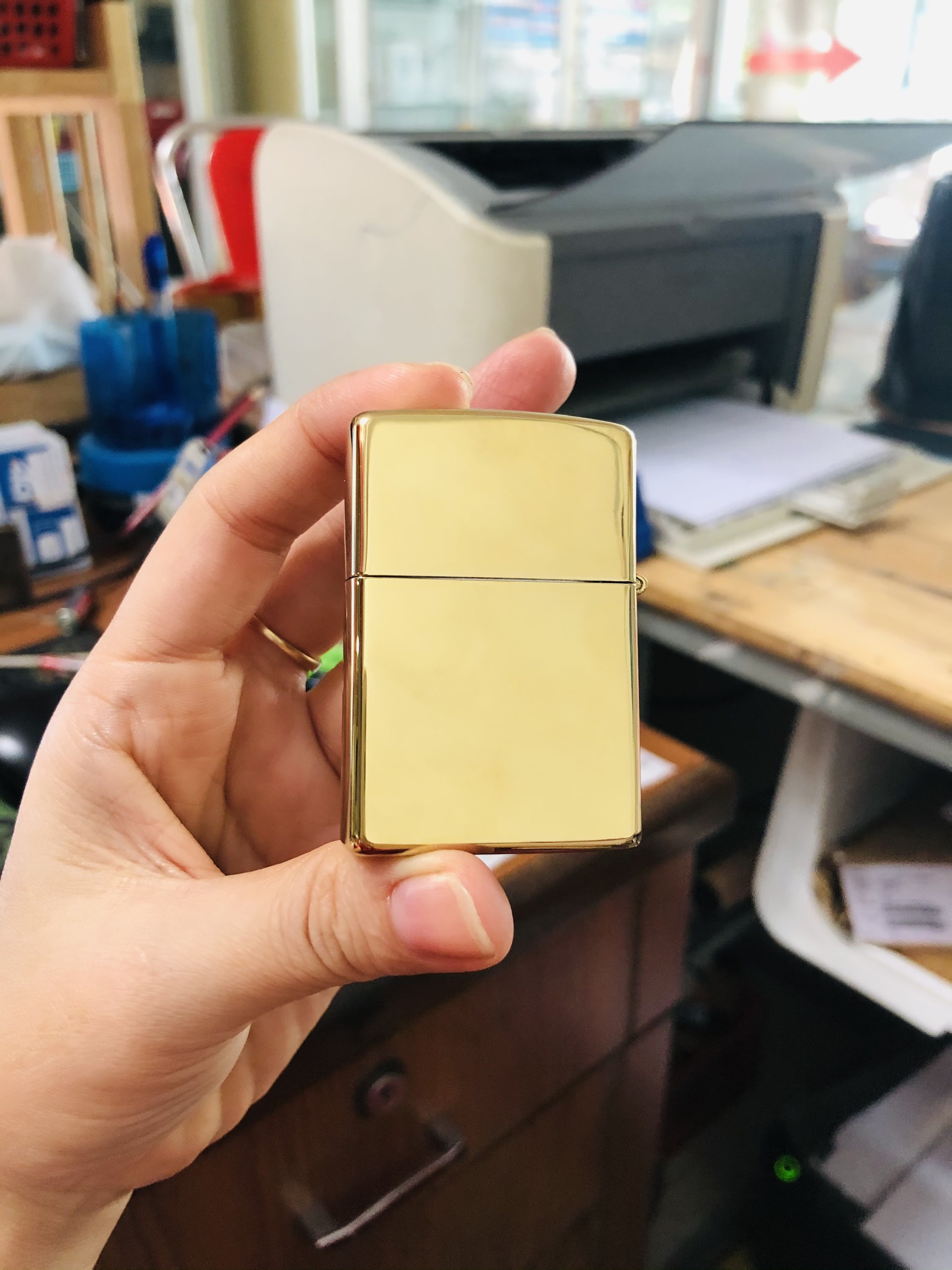 BẬT LỬA ZIPPO MÀU VÀNG HỌA TIẾT CHÓ SÓI
