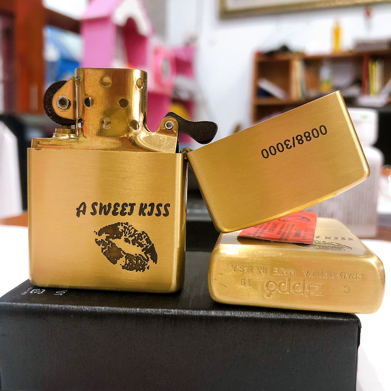 Bật lửa Zippo khắc ăn mòn 3 mặt Play Boy A Sweet Kiss - Nụ hôn ngọt ngào, Vỏ bằng đồng, có tem đỏ