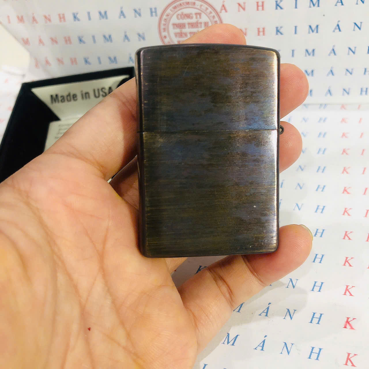 Hộp quẹt, bật lửa Zippo Mỹ Brass đồng, chủ đề Thổ Dân Da Đỏ và Chó Sói, Hàng chính hãng nhập Mỹ