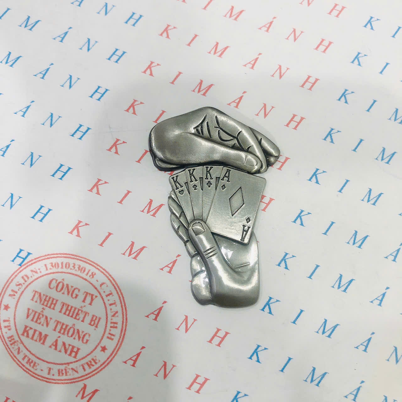 Eblem dán trang trí Zippo chủ đề Thần Bài, chất liệu hợp kim nhôm, hàng chuẩn zin Mỹ