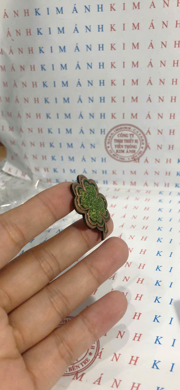 Miếng dán Eblem trang trí Zippo chủ đề Cỏ Bốn Lá may mắn chất liệu hợp kim nhôm, hàng chuẩn zin Mỹ