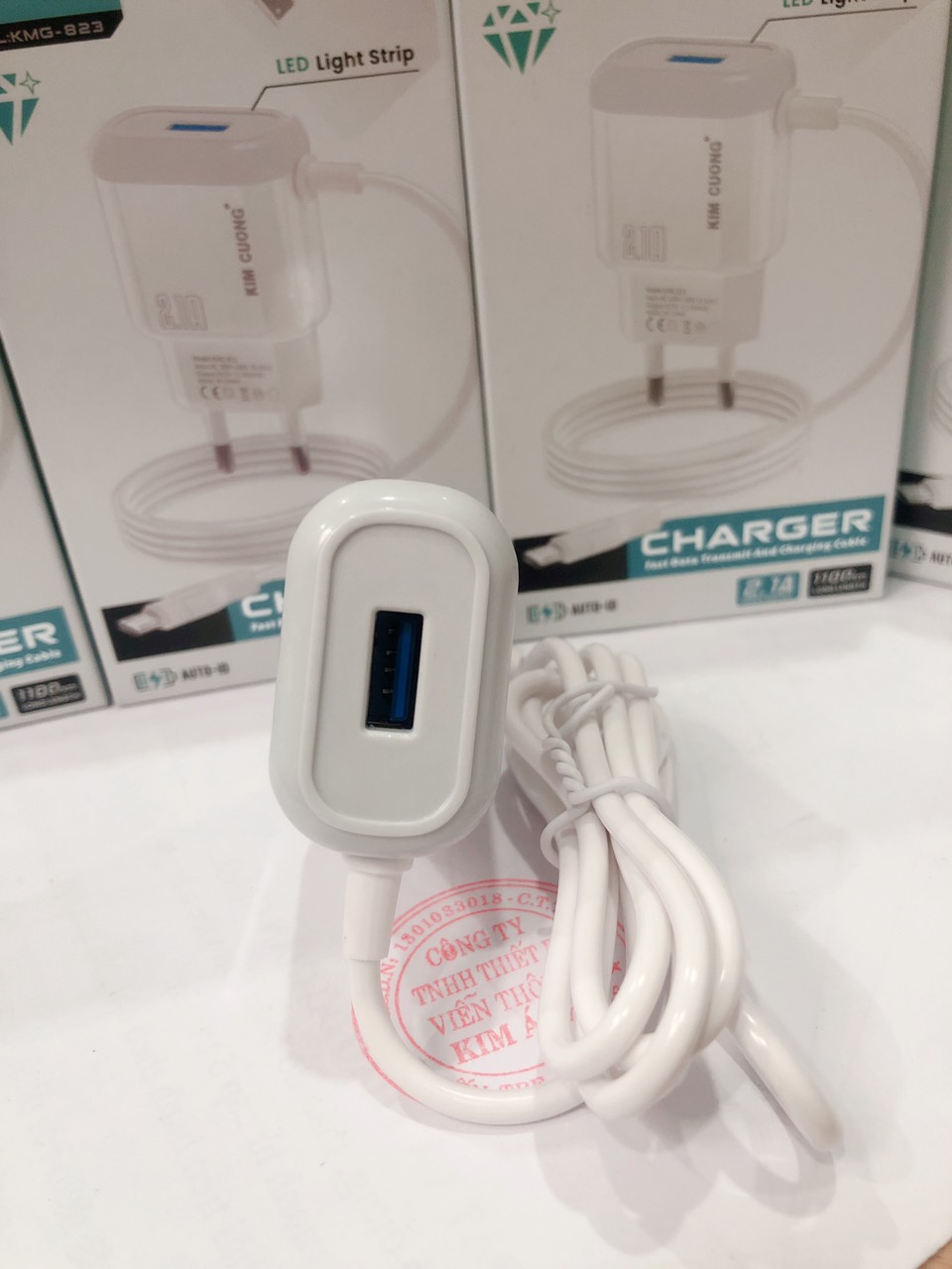Sạc Kim Cương KMG 823 dòng điện 2.1A liền dây chuôi micro/ V8, có thêm cổng USB - Hàng Chính Hãng bảo hành 12 tháng