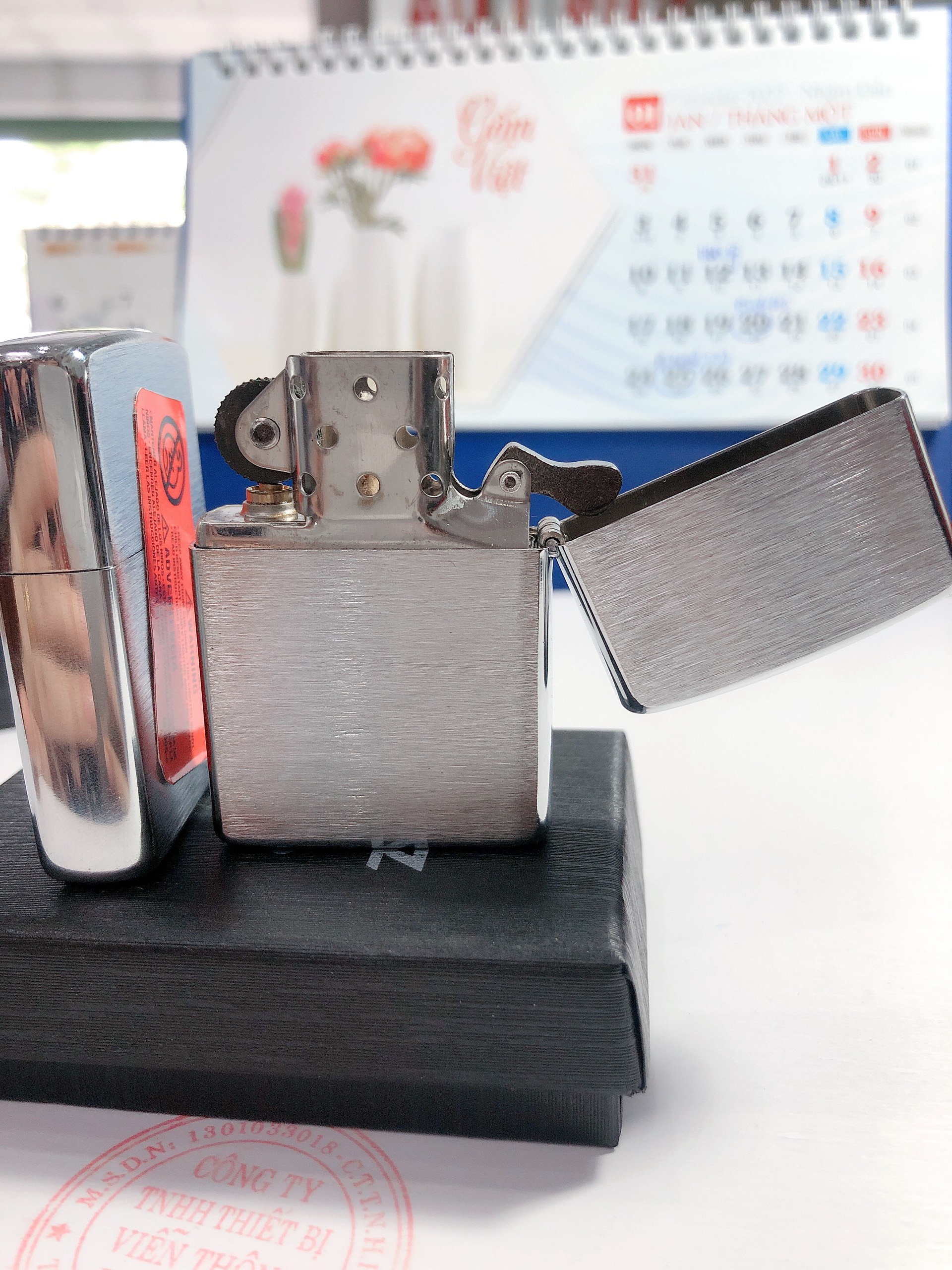 Bật lửa Zippo Bạc loại Xước ngang, vỏ đồng có tem đỏ