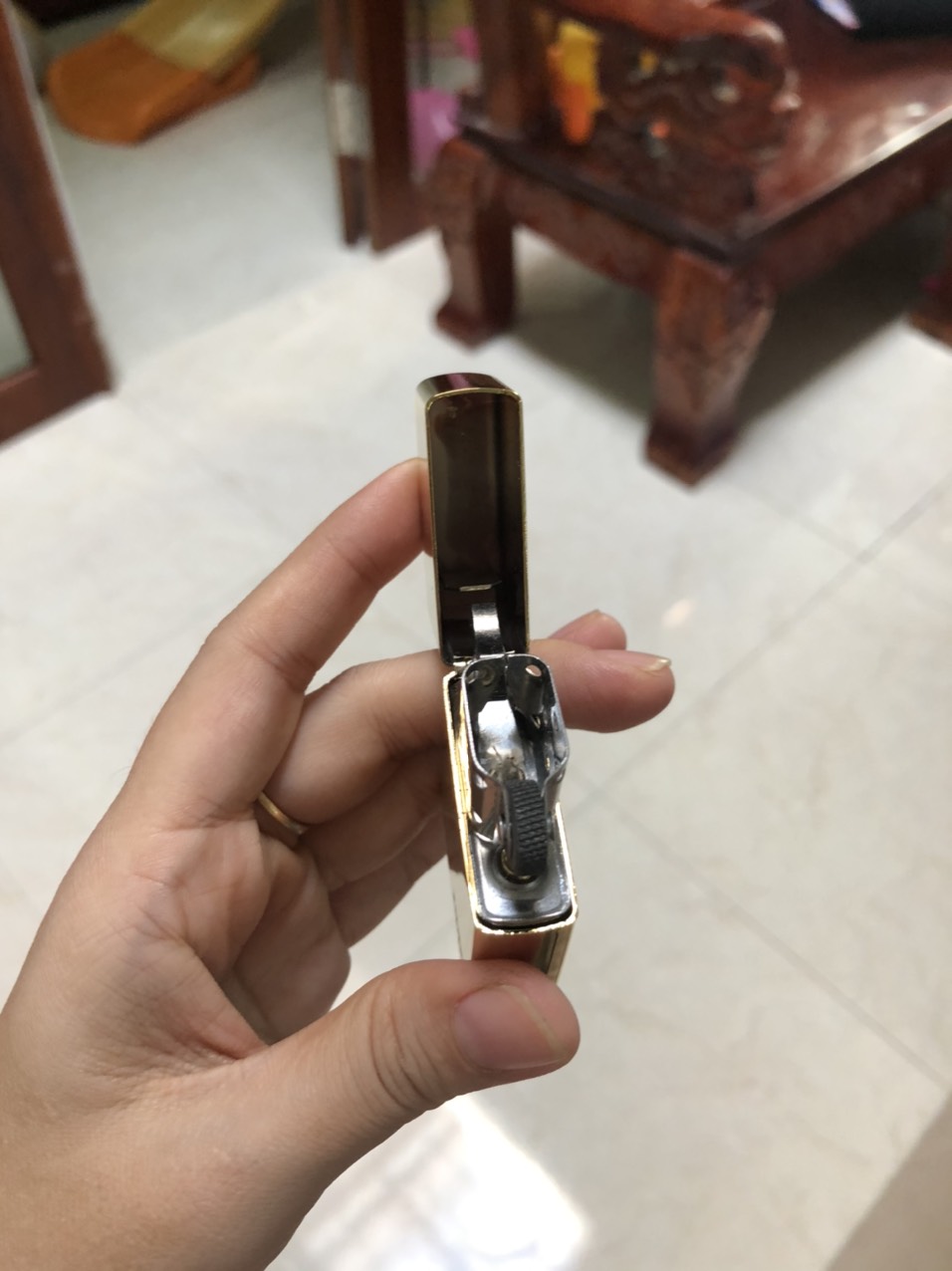 La Mã - Bật Lửa Zippo Màu Vàng Loại Trơn Bóng, Mộc La Mã, Vỏ bằng đồng ruột thép có tem đỏ