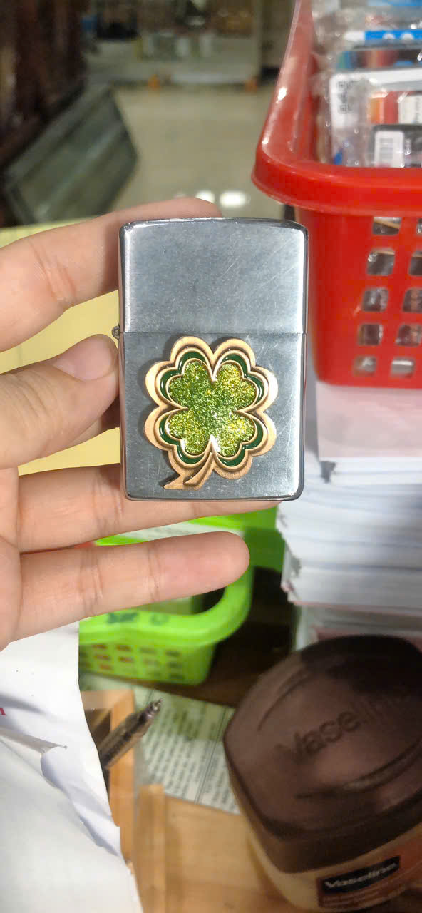 Miếng dán Eblem trang trí Zippo chủ đề Cỏ Bốn Lá may mắn chất liệu hợp kim nhôm, hàng chuẩn zin Mỹ