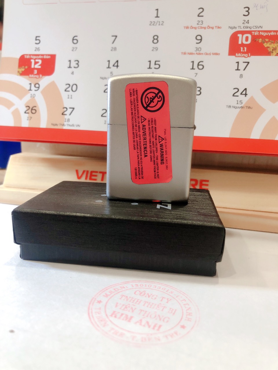 Bật lửa Zippo khắc chìm cẩn xà cừ mẫu Mèo may mắn màu trắng bạc Satin, vỏ đồng ruột thép không gỉ