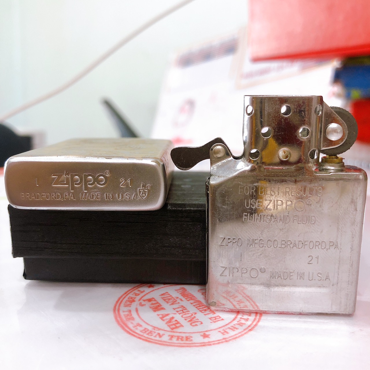 Bật lửa Zippo Satin khắc ăn mòn Rồng phun châu, Vỏ bằng đồng có tem đỏ