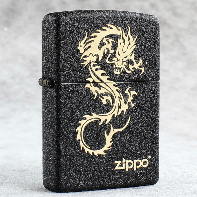 Bật lửa Zippo Mỹ chủ đề Con Rồng Bay Black Crackle, hàng chính hãng có giấy nhập khẩu gửi kèm theo đơn hàng