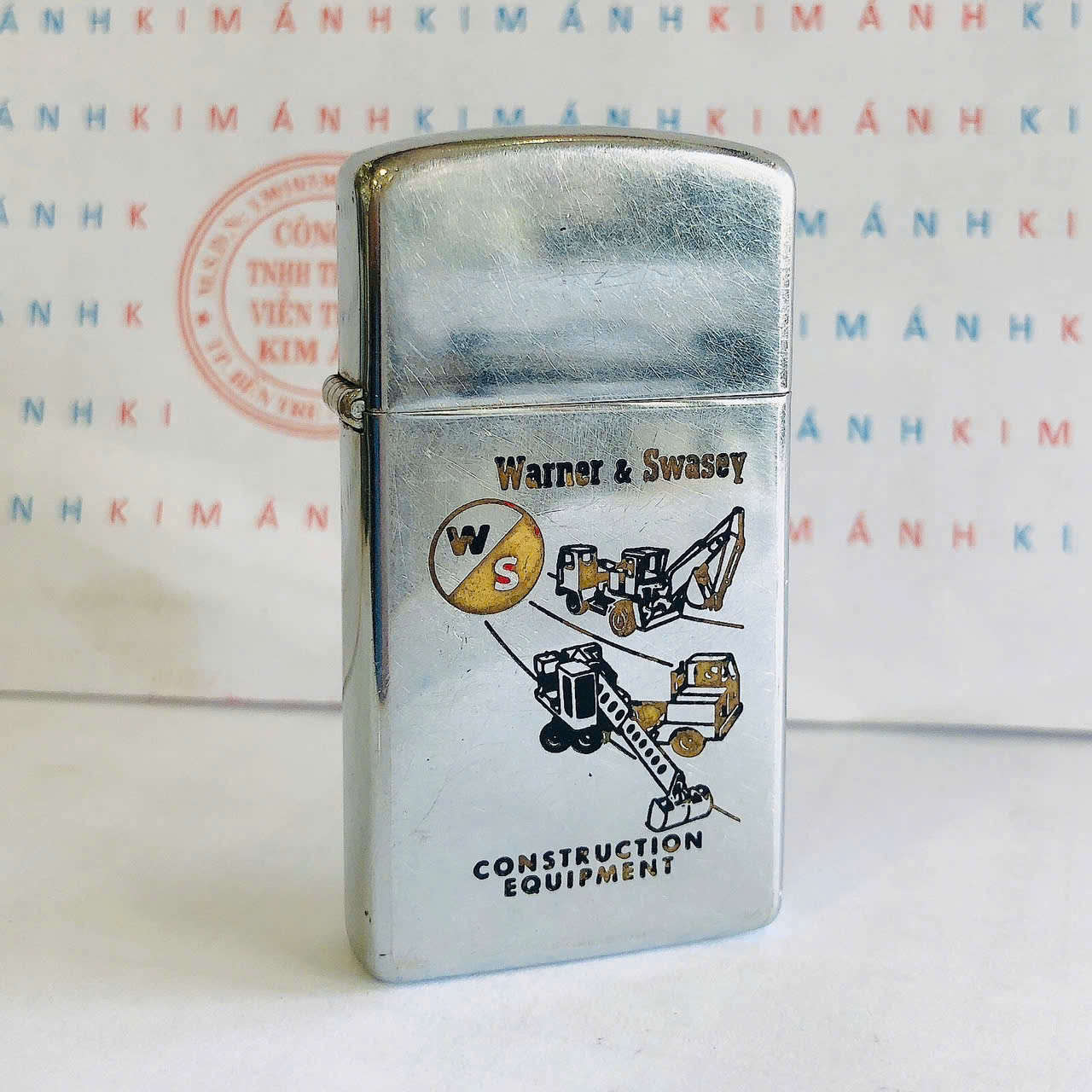 Bật lửa Zippo Slim Mỹ xưa chủ đề Thiết Bị Xây Dựng sản xuất 1965, Cam kết hàng chính hãng có giấy Hải quan gửi kèm theo