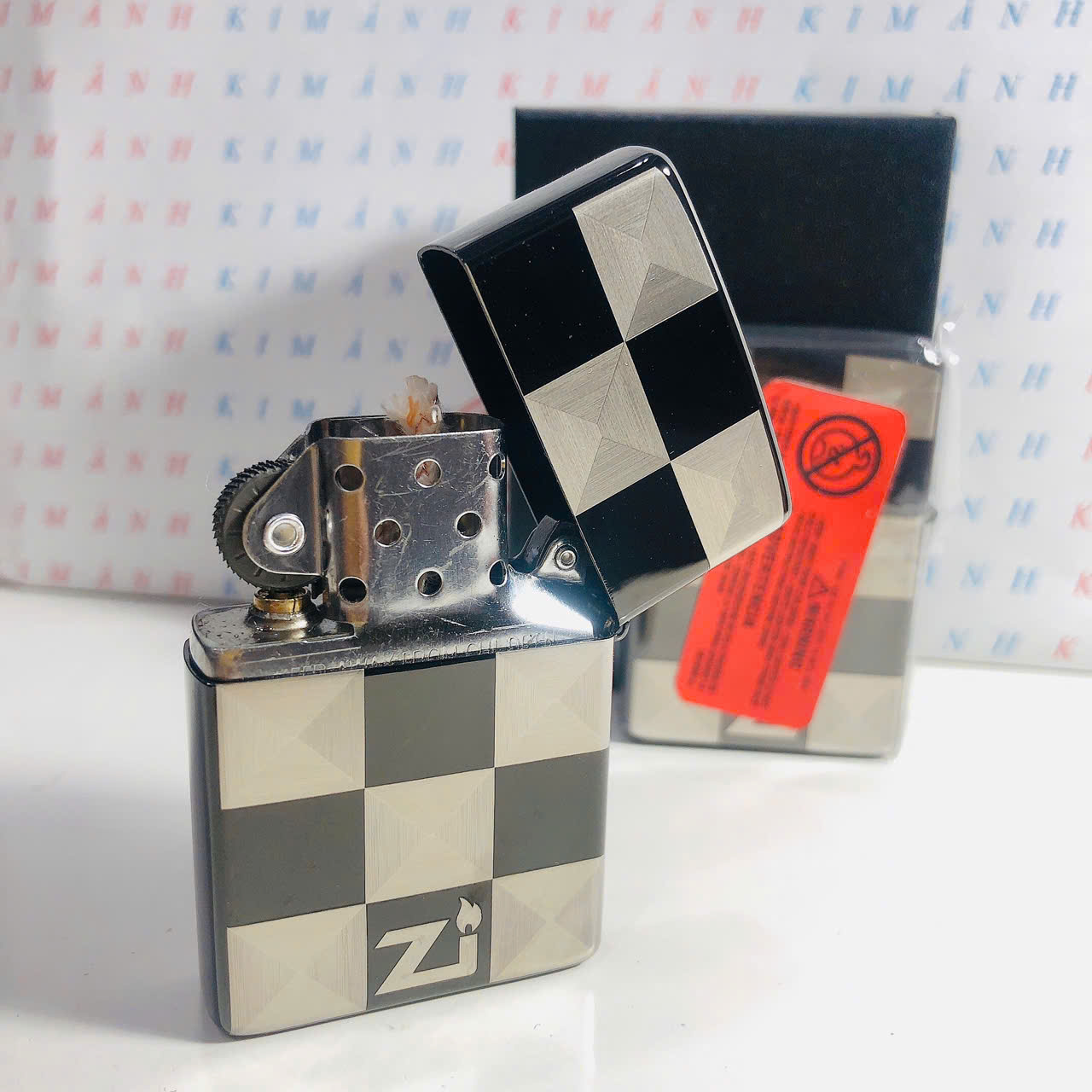 Hộp quẹt, bật lửa ZIPPO màu đen kẻ Caro, Kim Ánh nhập hàng cao cấp vỏ bằng đồng có dán tem đỏ