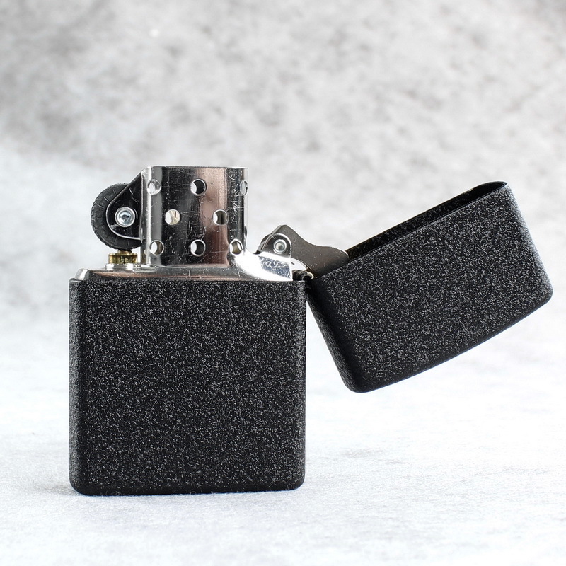 Bật lửa Zippo Mỹ chủ đề Con Rồng Bay Black Crackle, hàng chính hãng có giấy nhập khẩu gửi kèm theo đơn hàng