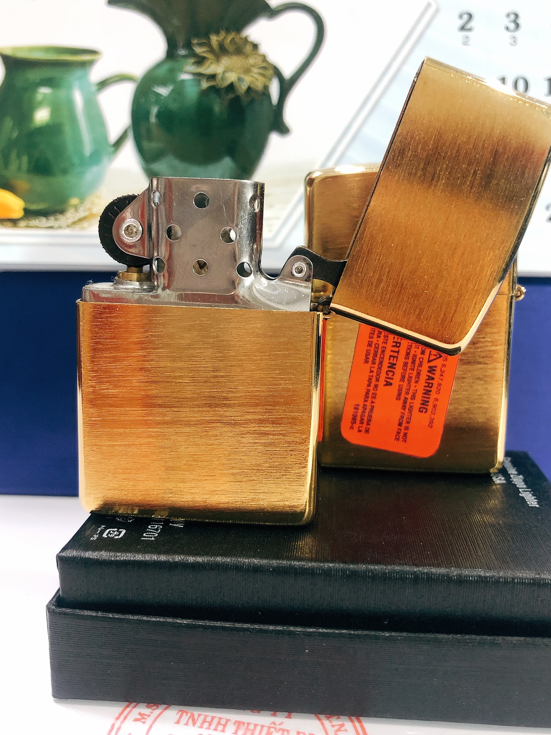Bật lửa Zippo Màu Vàng loại Xước Ngang , vỏ đồng có tem đỏ