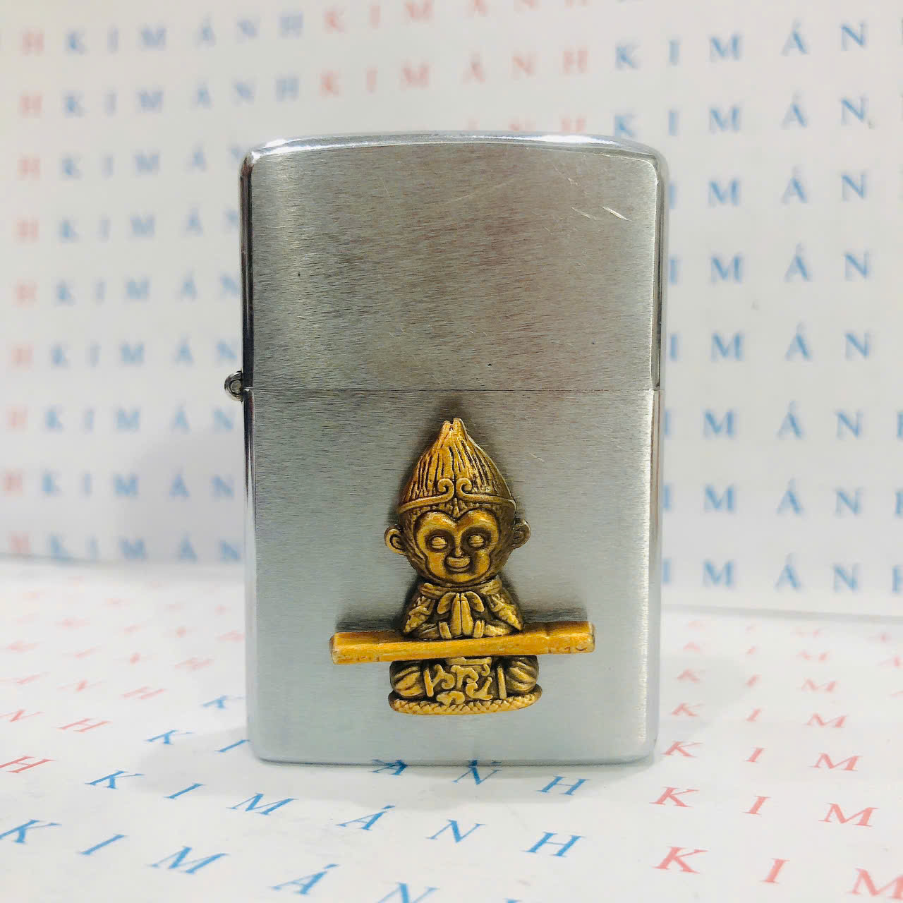 Eblem dán trang trí Zippo chủ đề Tôn Ngộ Không ngồi thiền, chất liệu hợp kim nhôm, hàng chuẩn zin Mỹ