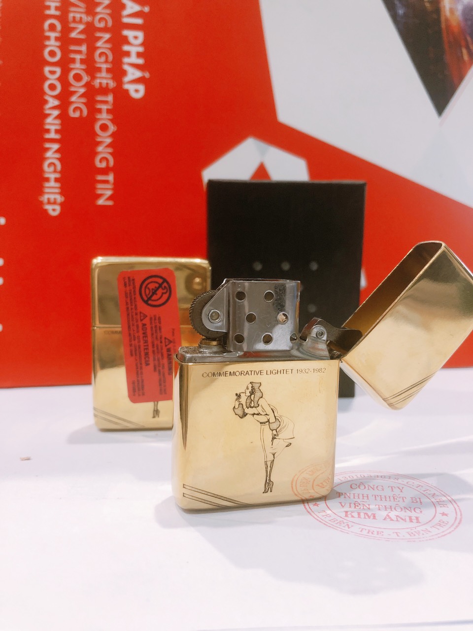Bật lửa, Hộp quẹt Zippo, khắc chìm hình Cô Gái Gió, bản chặt góc, đầu bằng đít bằng, hàng loại 1 vỏ bằng đồng có tem đỏ