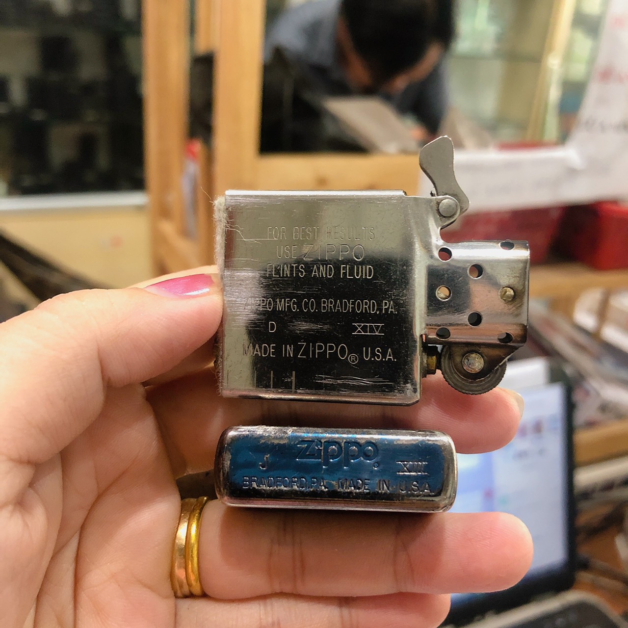 Bật lửa Zippo Mỹ chrome đen bóng, Khắc ăn mòn chủ đề Zippo MFG, Bản giới hạn Limited, Hàng chính hãng