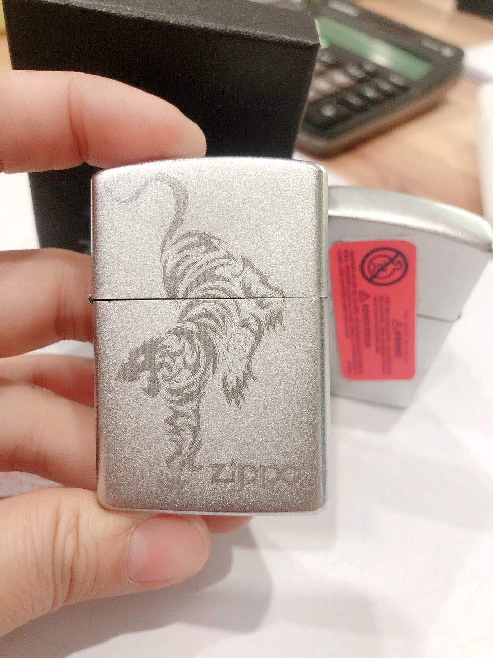 Bật Lửa, hộp quẹt Zippo chủ đề Hổ Bạc Nhám Satin , Vỏ bằng đồng có tem đỏ