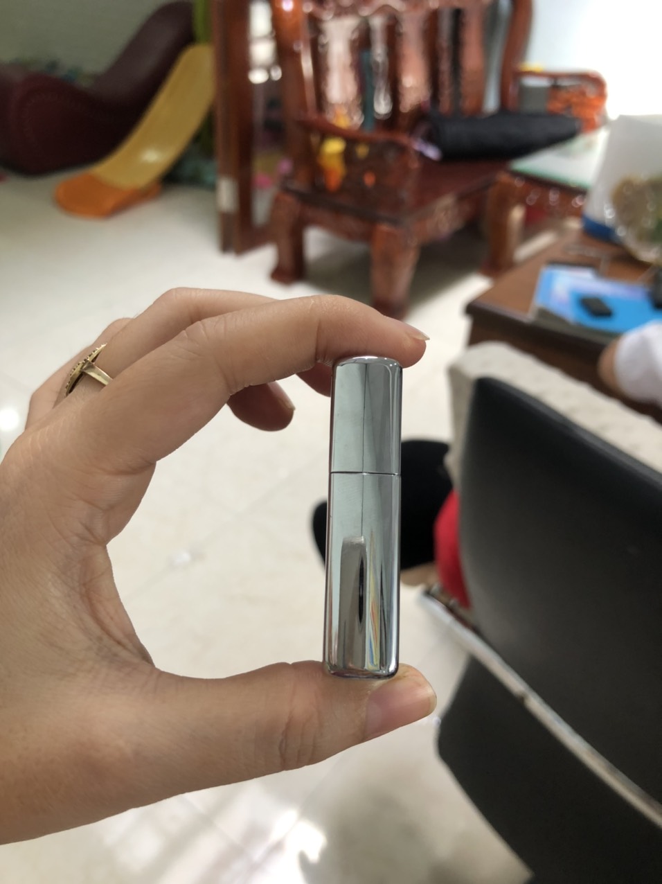 La Mã - Bật Lửa Zippo Màu Trắng Bạc Loại Trơn Bóng, Mộc La Mã, Vỏ bằng đồng ruột thép không gỉ, có tem đỏ