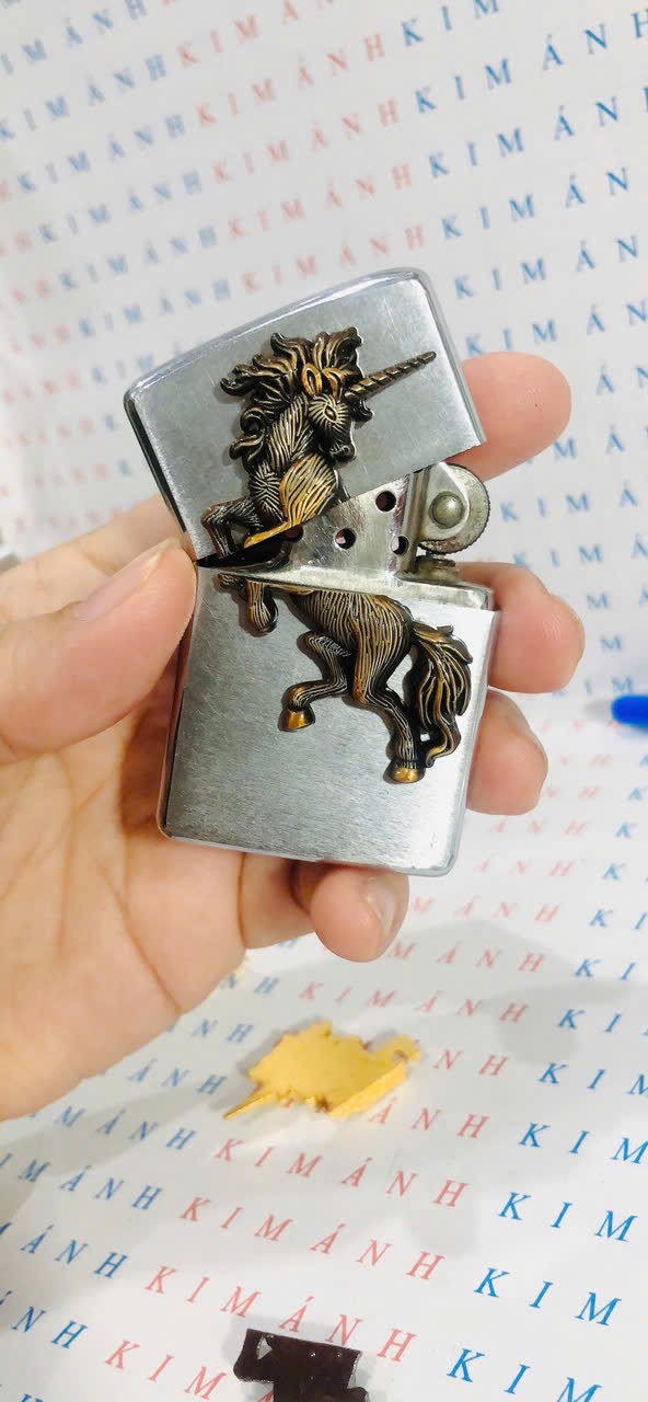 Eblem trang trí Zippo chủ đề Ngựa 1 Sừng chất liệu hợp kim nhôm, hàng chuẩn zin nhập Mỹ