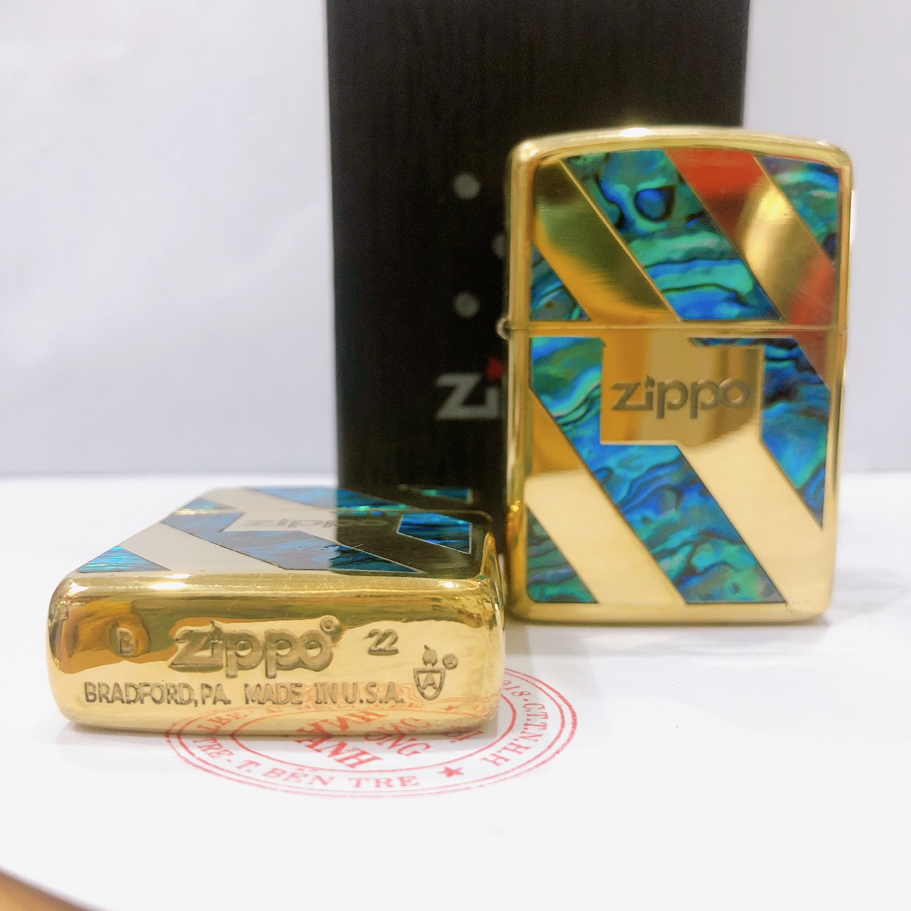 Hộp quẹt, bật lửa Zippo Armor vỏ dầy khắc chìm Zippo ngang, cẩn xà cừ 4 sọc chéo, hàng loại 1 vỏ bằng đồng có tem đỏ