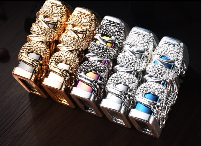 Bật lửa Chief đồng nguyên chất đính hình con Rồng bao quanh màu đen bóng