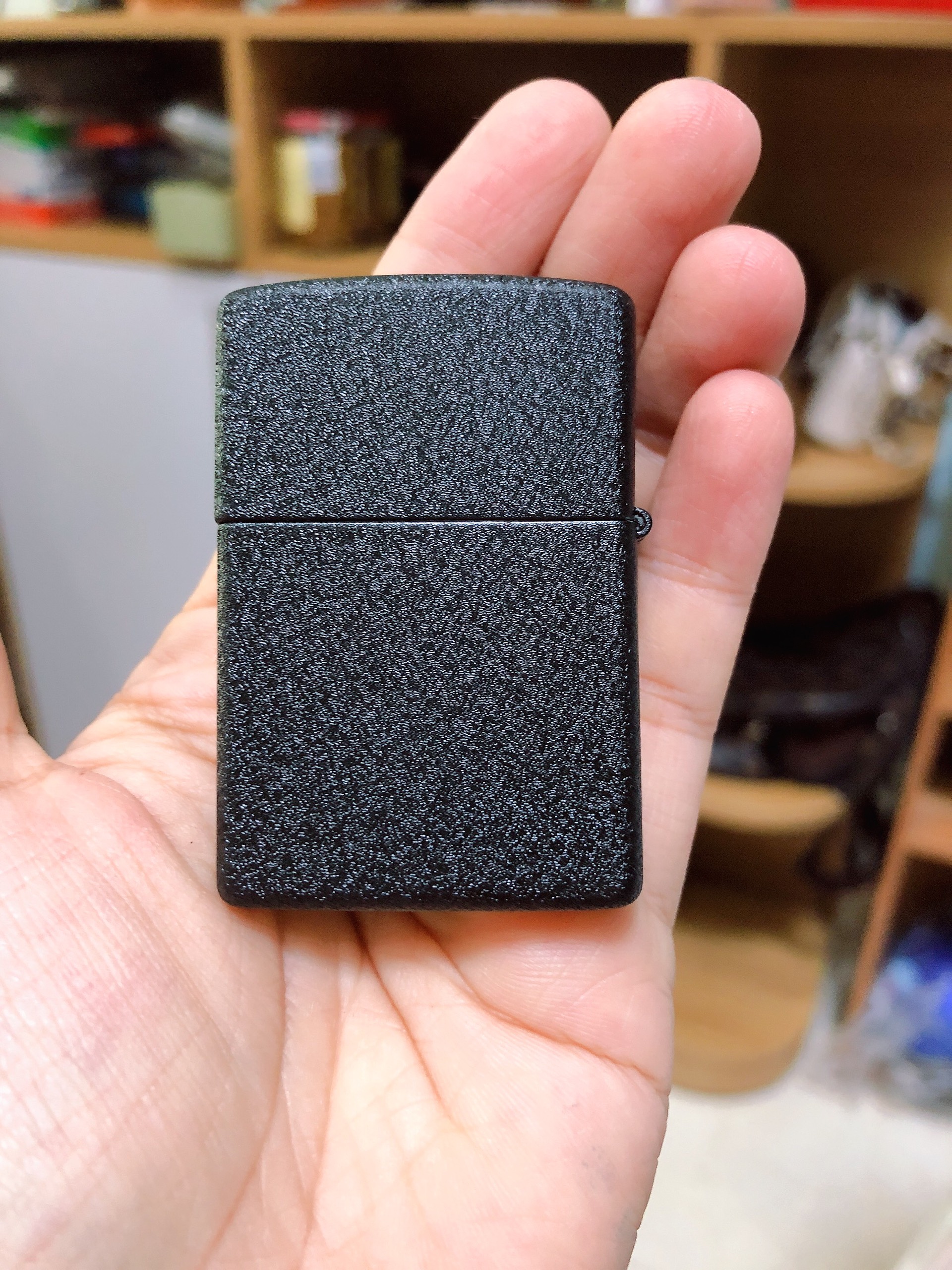 Bật Lửa Zippo Mẫu Đầu Lâu Đen Bụi, Vỏ đồng có tem đỏ