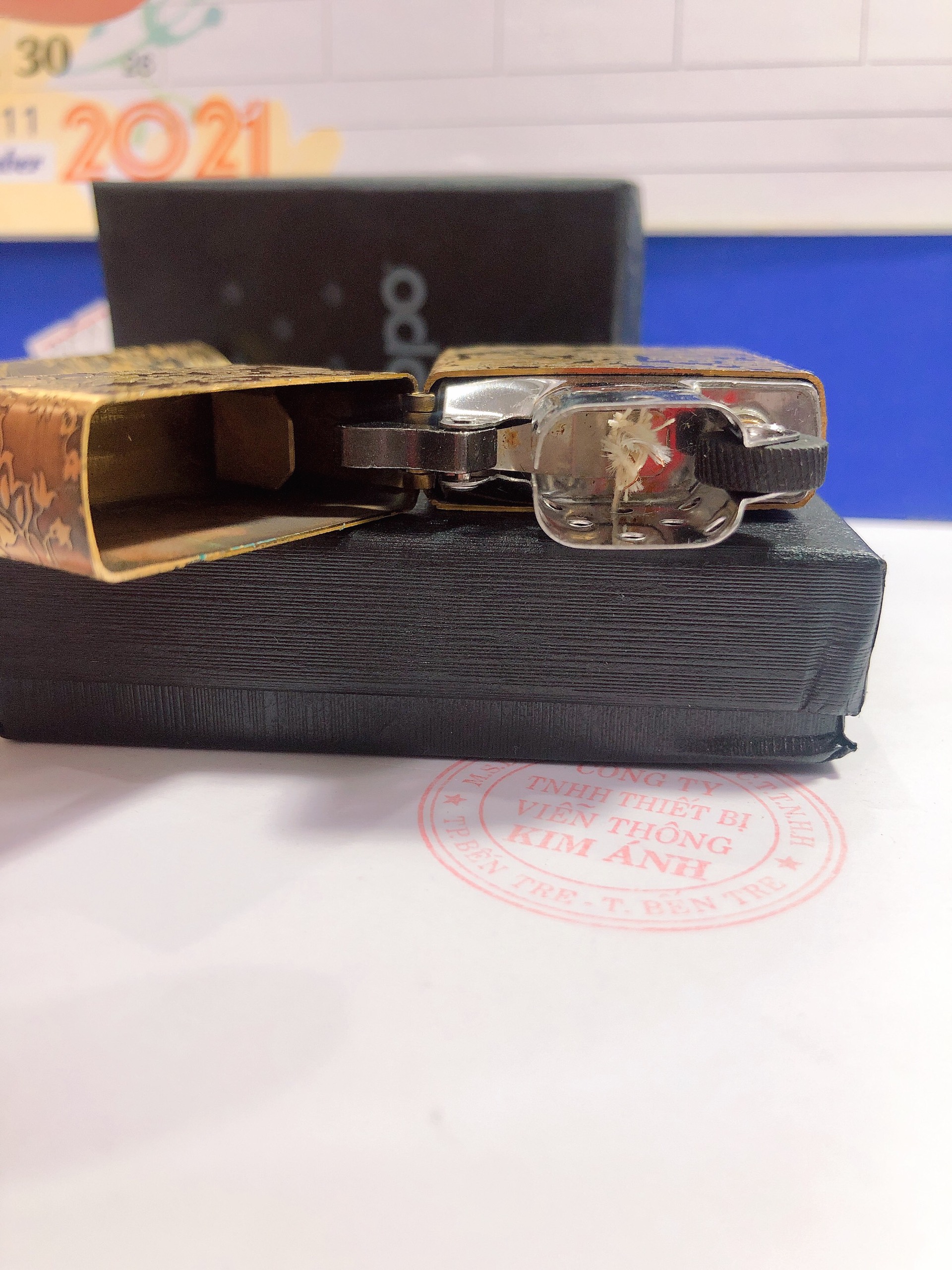 BẬT LỬA ZIPPO KHẮC CHÌM 5 MẶT BIỂU TƯỢNG HOA KHAI PHÚ QUÝ MÀU VÀNG