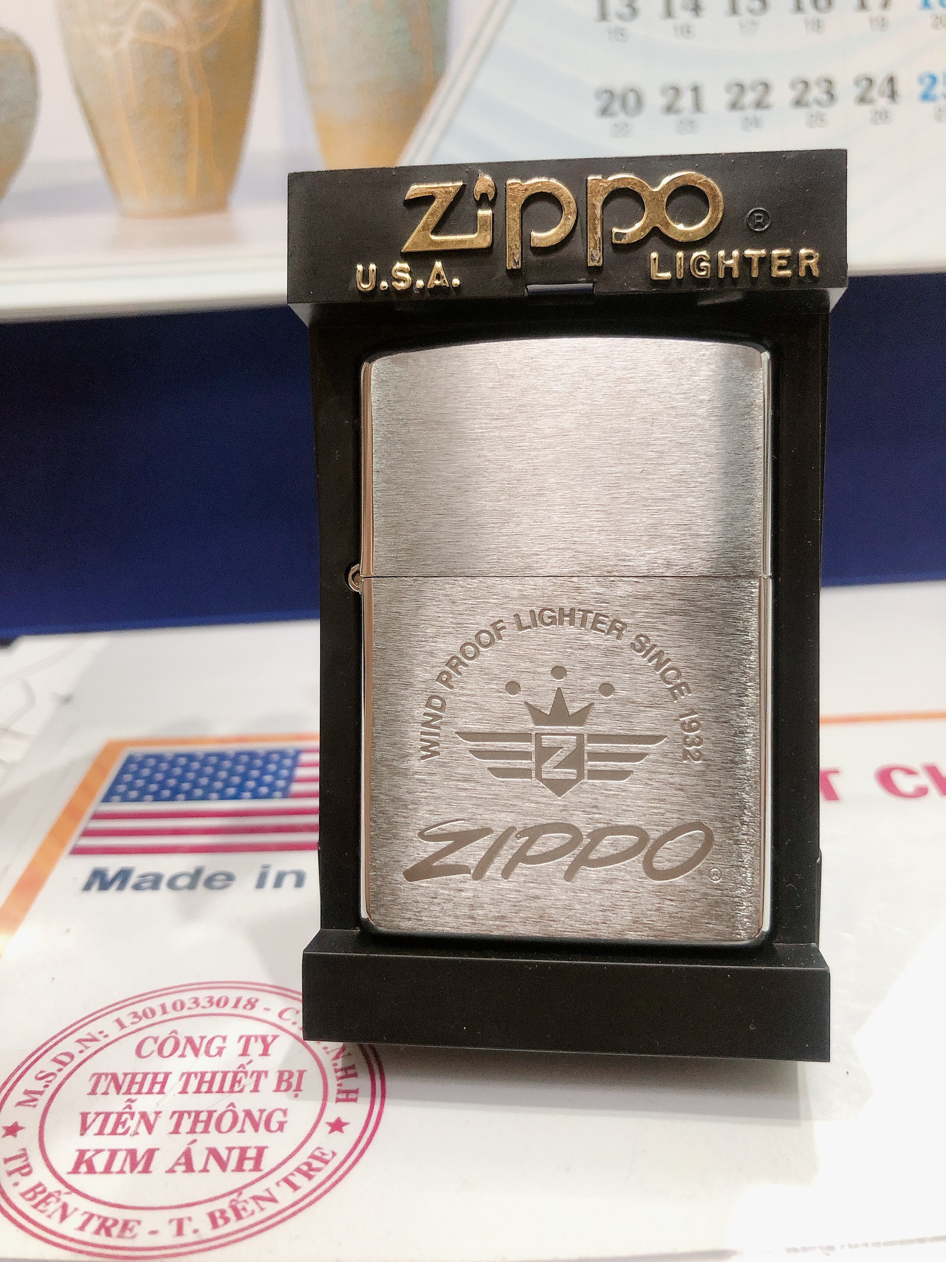 Bật lửa Zippo Mỹ chrome brushed khắc ăn mòn WIND PROOF LIGHTER SINCE 1932, Hàng chính hãng