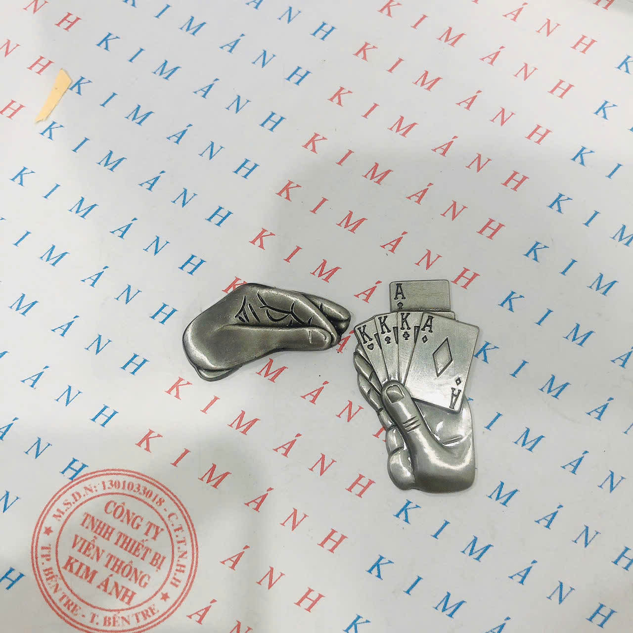 Eblem dán trang trí Zippo chủ đề Thần Bài, chất liệu hợp kim nhôm, hàng chuẩn zin Mỹ