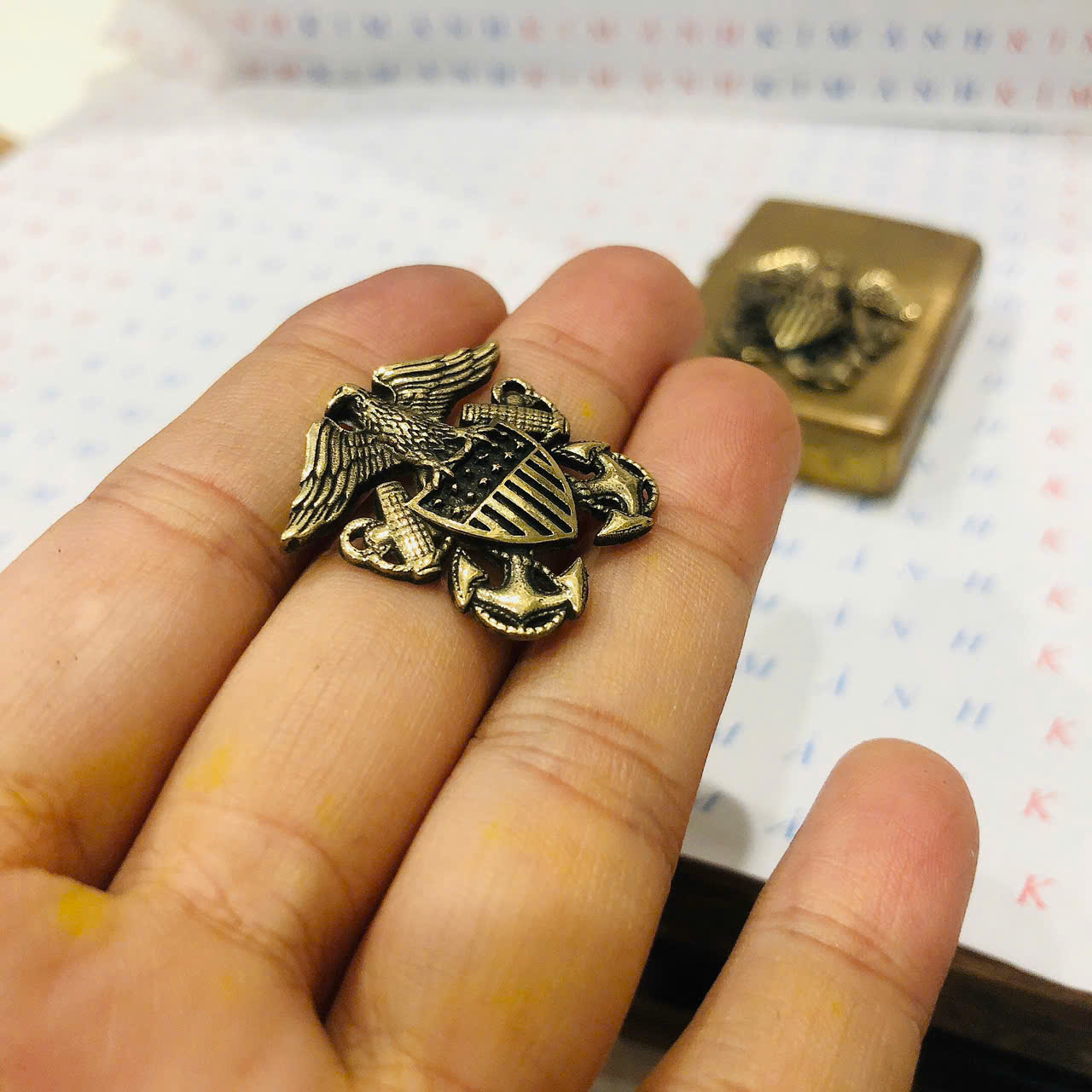 Miếng dán Eblem trang trí Zippo chủ đề U.S NaVy ( Hải Quân), chất liệu đồng thau Solid Brass, hàng chuẩn zin Mỹ