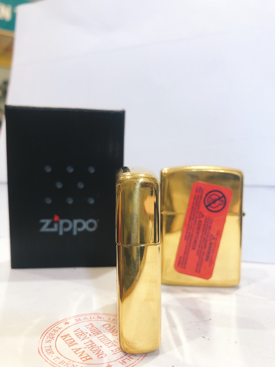 Bật lửa Zippo Armor vỏ dầy, khắc chìm mẫu Cô Gái Gió (màu vàng ) loại trơn bóng, Hàng loại 1 vỏ bằng đồng có em đỏ