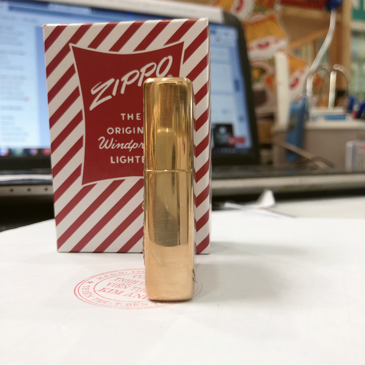 Bật lửa Zippo Mỹ Vintage Brushed Brass - đầu bằng đít bằng, Eblem Bò Cạp Solid Brass đồng nguyên chất, Hàng chính hãng