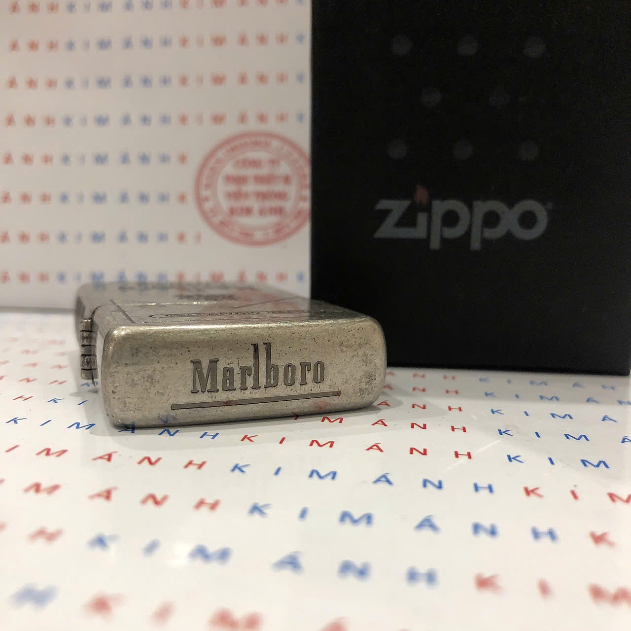 Hộp quẹt, bật lửa Zippo chủ đề Marlboro giả cổ bạc, Kim Ánh nhập hàng loại 1 vỏ bằng đồng có dán tem đỏ