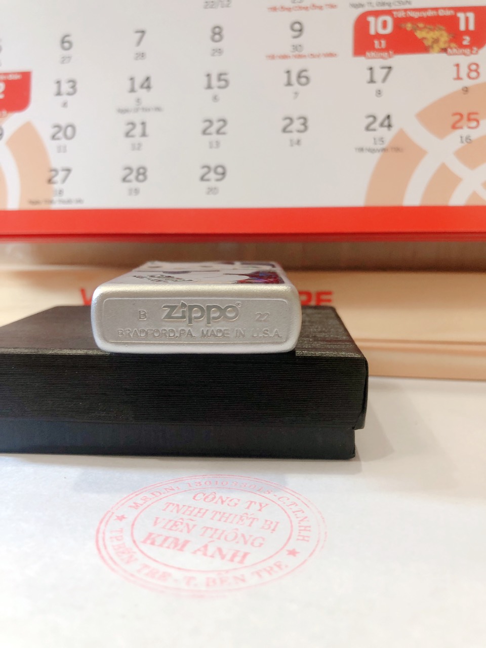 Bật lửa Zippo khắc chìm cẩn xà cừ mẫu Mèo may mắn màu trắng bạc Satin, vỏ đồng ruột thép không gỉ