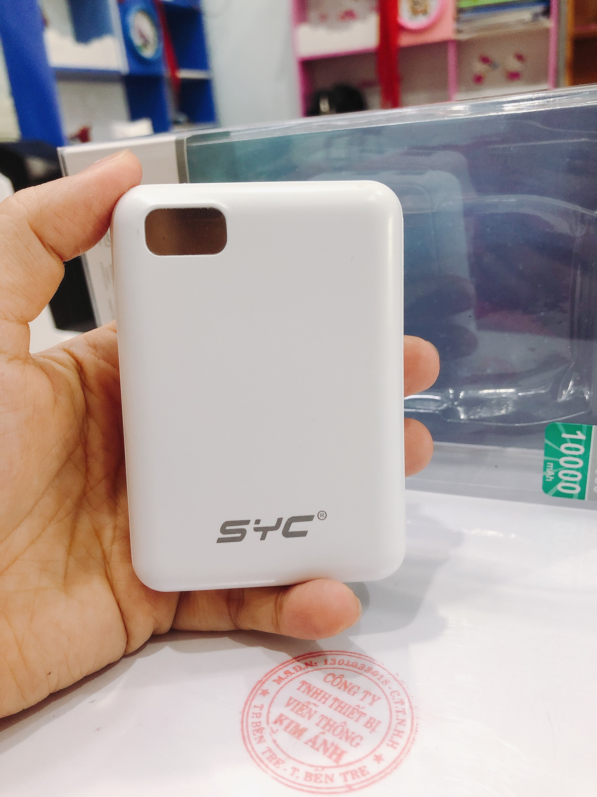 Sạc dự phòng SYC BP 350 mini dung lượng 10000 mAh, có màn hình hiển thị pin