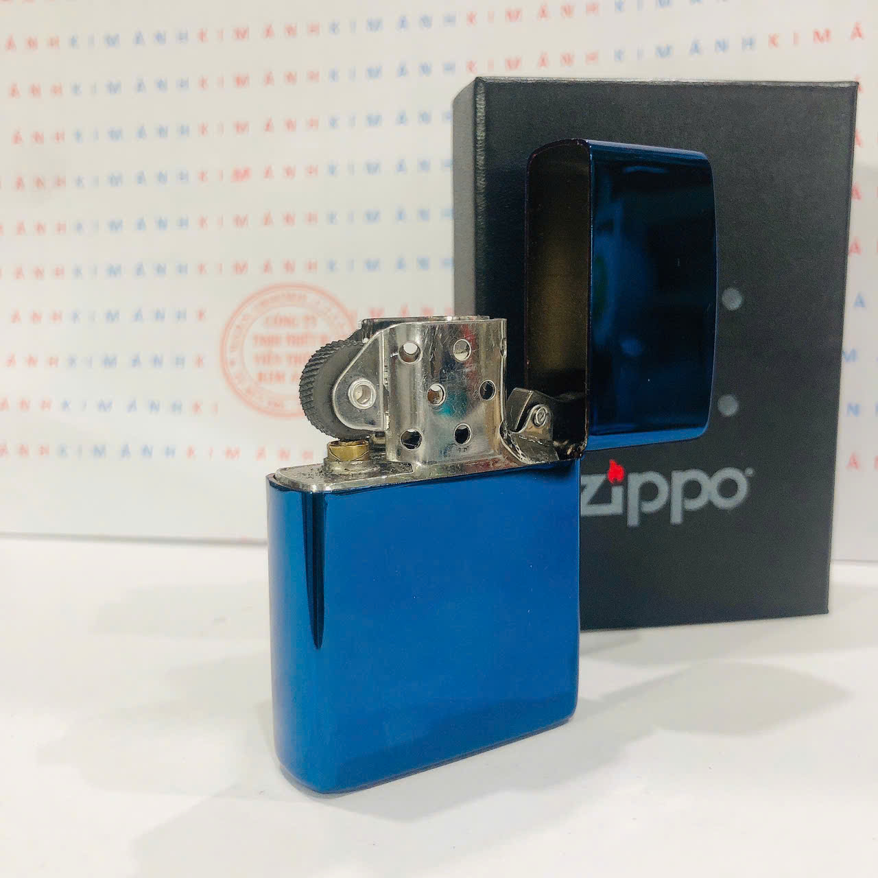 Bật lửa, hộp quẹt ZIPPO màu Xanh Chu niên loại trơn bóng, Kim Ánh nhập hàng cao cấp vỏ bằng đồng có dán tem đỏ