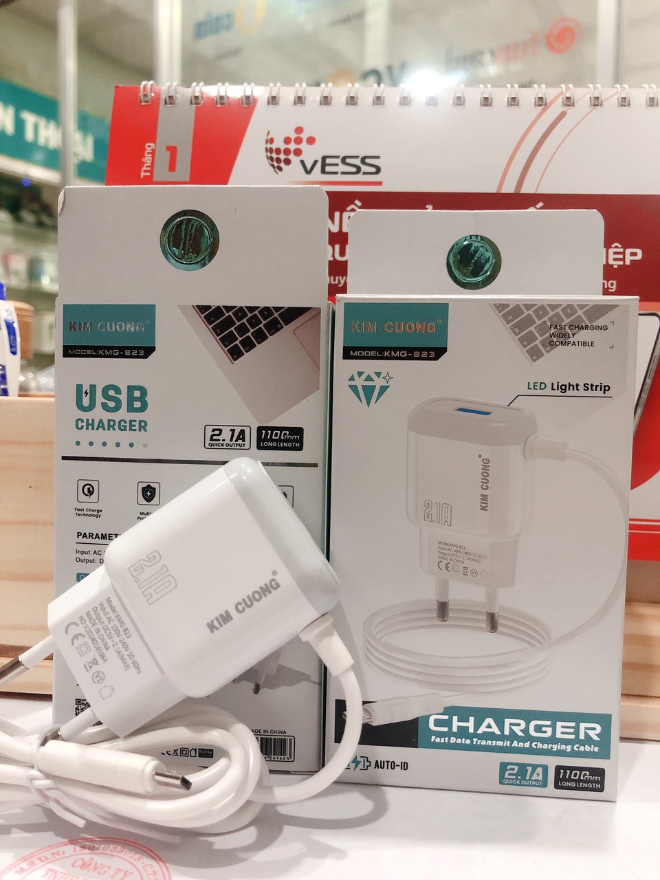 Sạc Kim Cương KMG 823 dòng điện 2.1A liền dây chuôi micro/ V8, có thêm cổng USB - Hàng Chính Hãng bảo hành 12 tháng