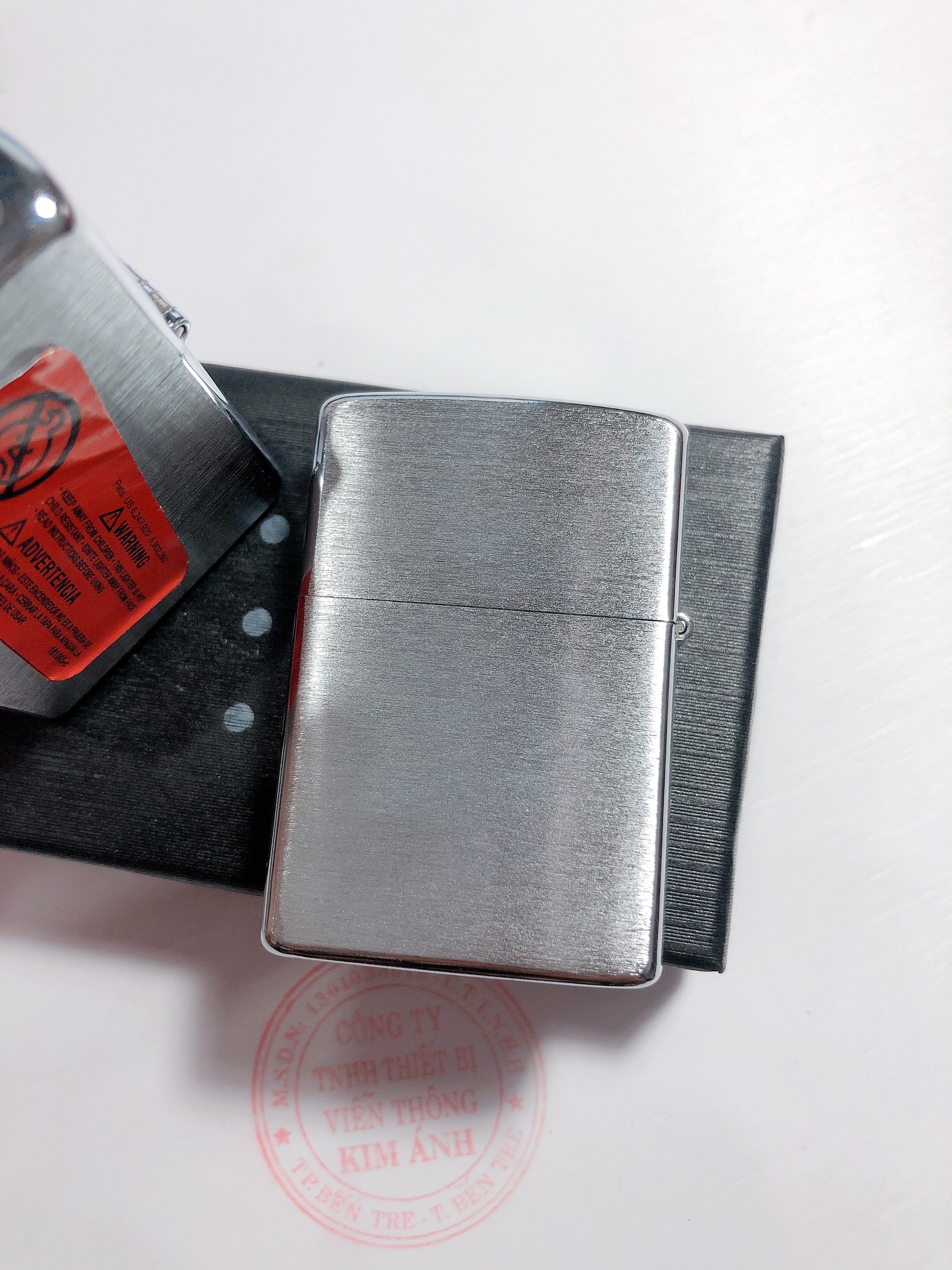 Bật lửa Zippo Bạc loại Xước ngang, vỏ đồng có tem đỏ