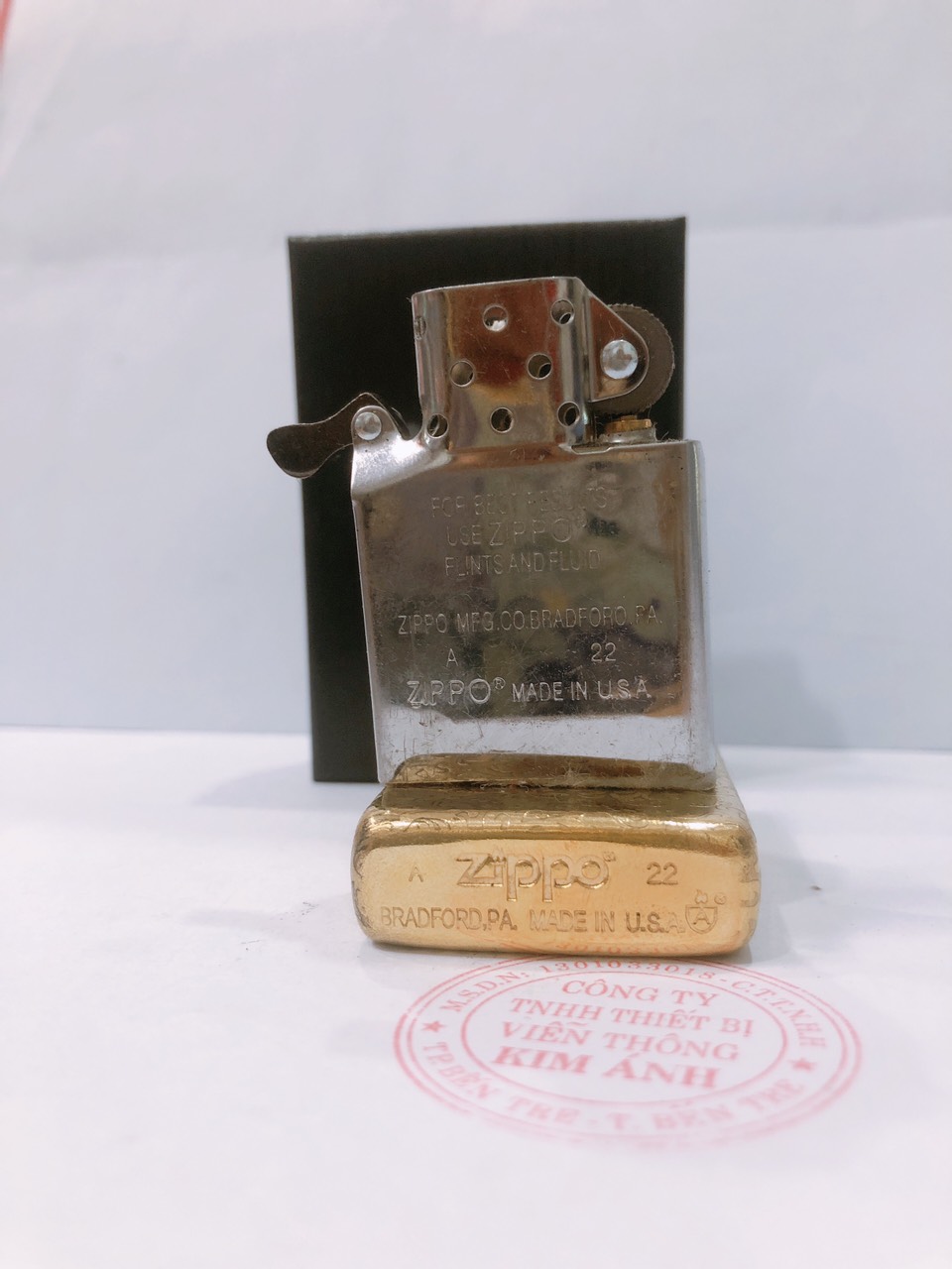 Hộp quẹt Zippo Armor vỏ dầy, khắc chìm 5 mặt Hoa Văn Ý màu vàng, Hàng loại 1 vỏ bằng đồng có tem đỏ