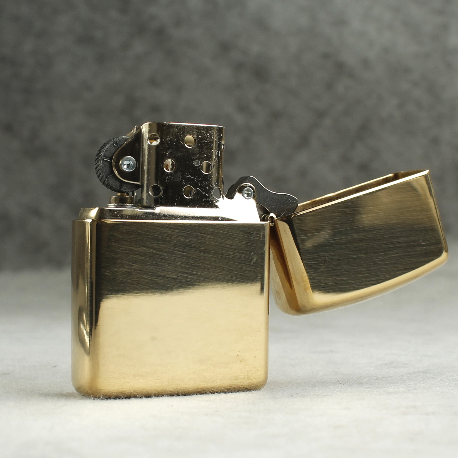 Bật lửa Zippo Mỹ High Polish Brass Armor Mirror 169, Cam kết hàng chính hãng có giấy Hải quan gửi kèm đơn hàng