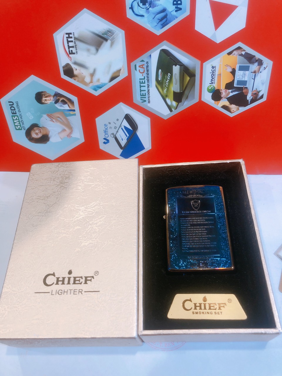 Bật lửa Chief chủ đề Bản Chỉ Dẫn GAME OF THRONES màu xanh lửa băng, hàng loại 1 cao cấp vỏ bằng đồng