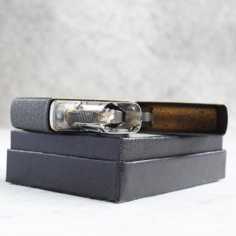 Bật lửa Zippo Mỹ chủ đề Đen Nhám có Logo, Cam kết hàng chính hãng có giấy Hải quan gửi kèm đơn hàng