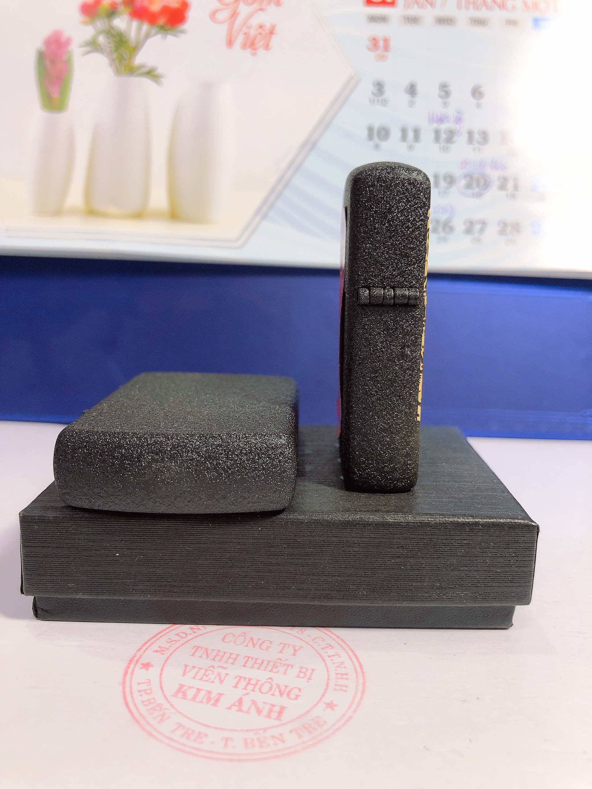 Bật lửa Zippo Chiêu Tài Tiến Bảo màu đen bụi nhám, có tem đỏ