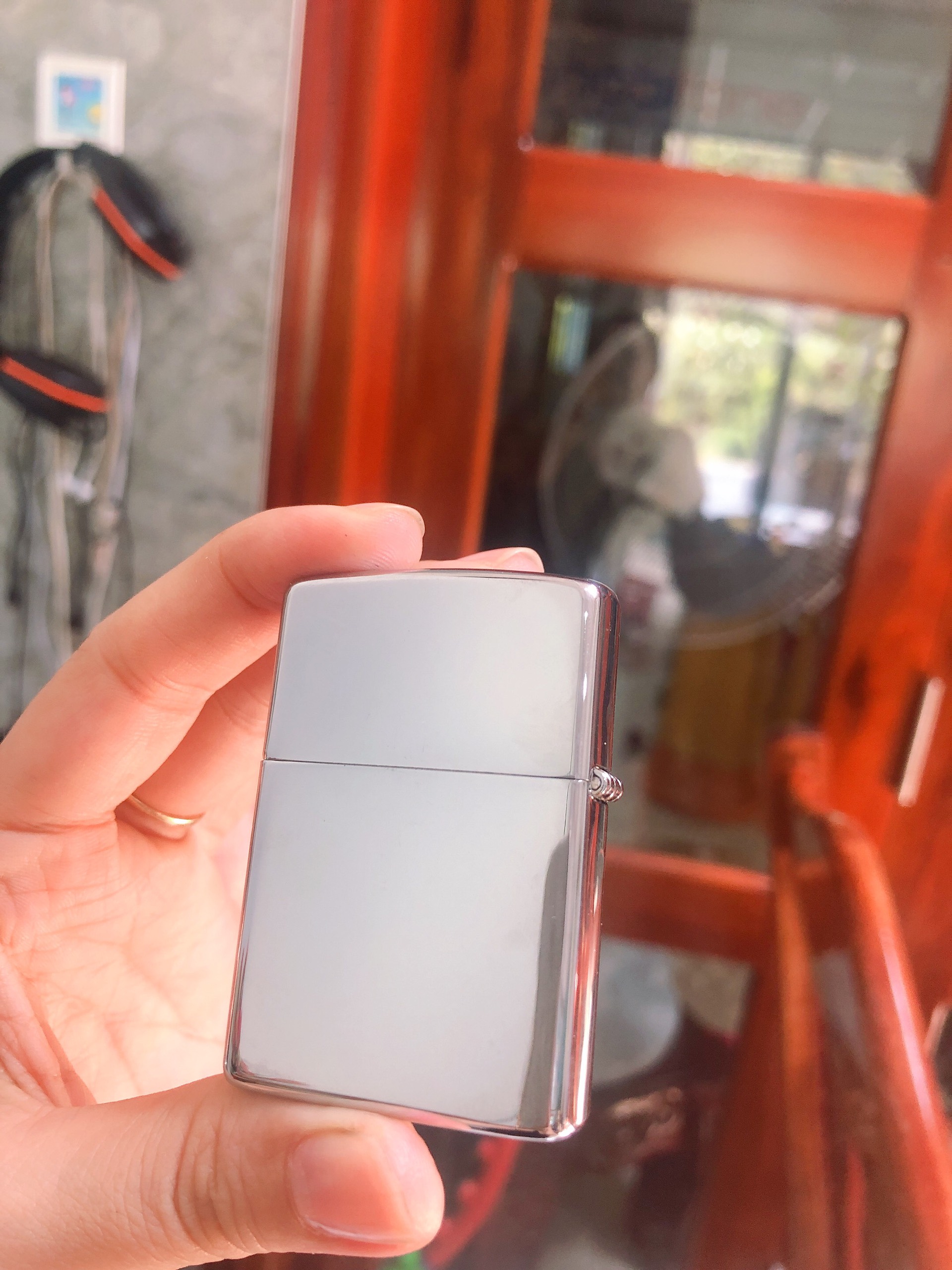 Bật lửa, hộp quẹt Zippo USA, Màu Trắng Bạc Loại Trơn Bóng, Vỏ bằng đồng ruột thép không gỉ có tem đỏ