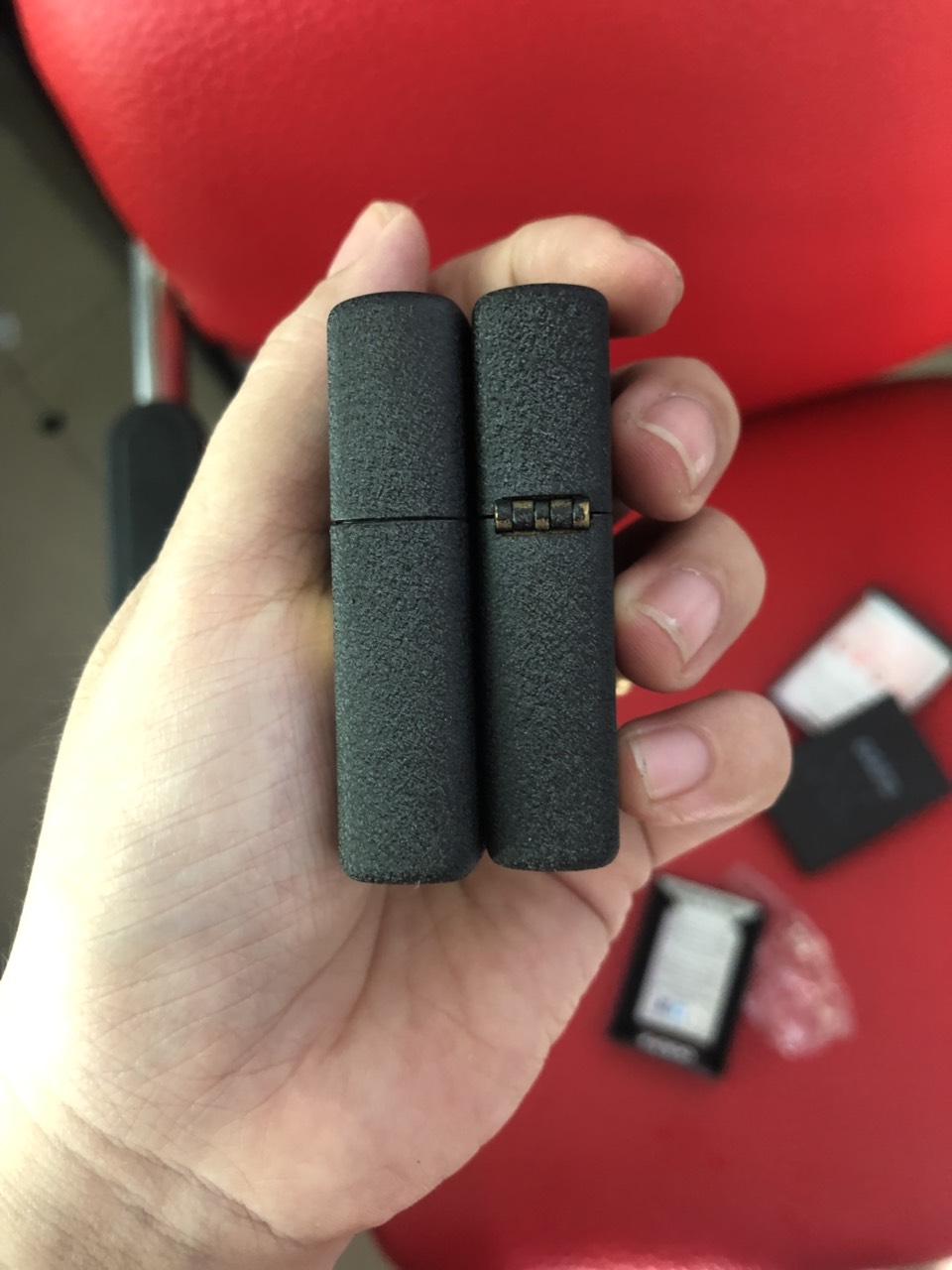 ZIPPO ĐEN BỤI CỎ BỐN LÁ MAY MẮN MAIN, VỎ BẰNG ĐỒNG RUỘT THÉP KHÔNG GỈ