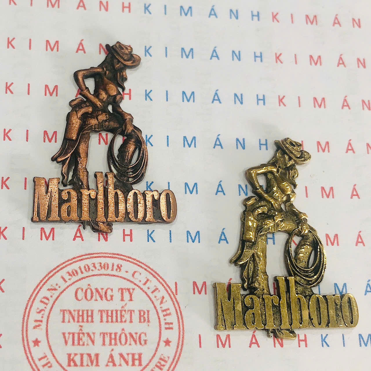 Miếng dán Eblem trang trí Zip po chủ đề Cô gái Marlboro cầm dây, chất liệu đồng thau Solid Brass, hàng chuẩn zin Mỹ