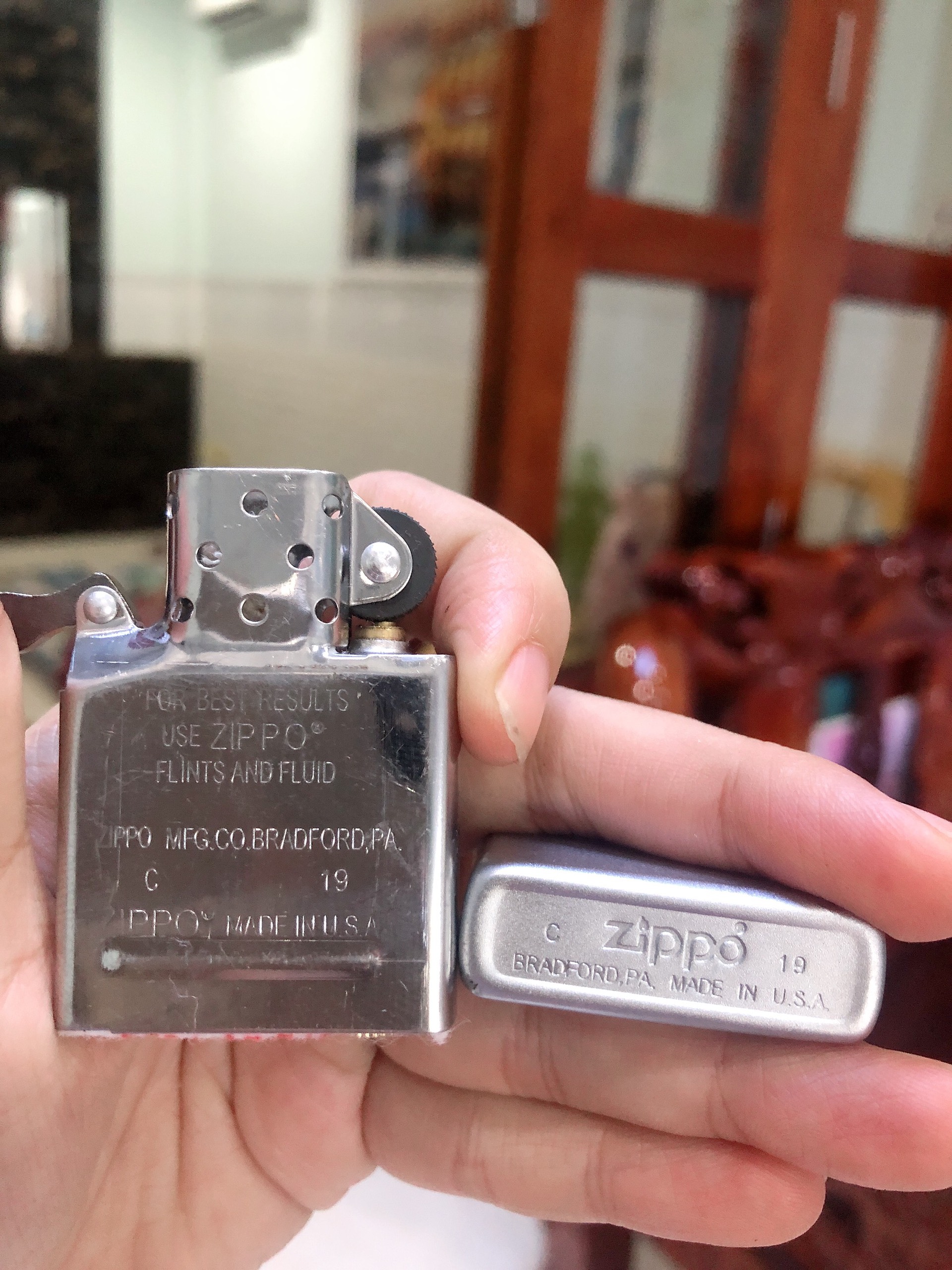 BẬT LỬA ZIPPO SATIN TÌNH NHƯ HUYNH ĐỆ MAIN USA - HỘP QUẸT ZIPPO