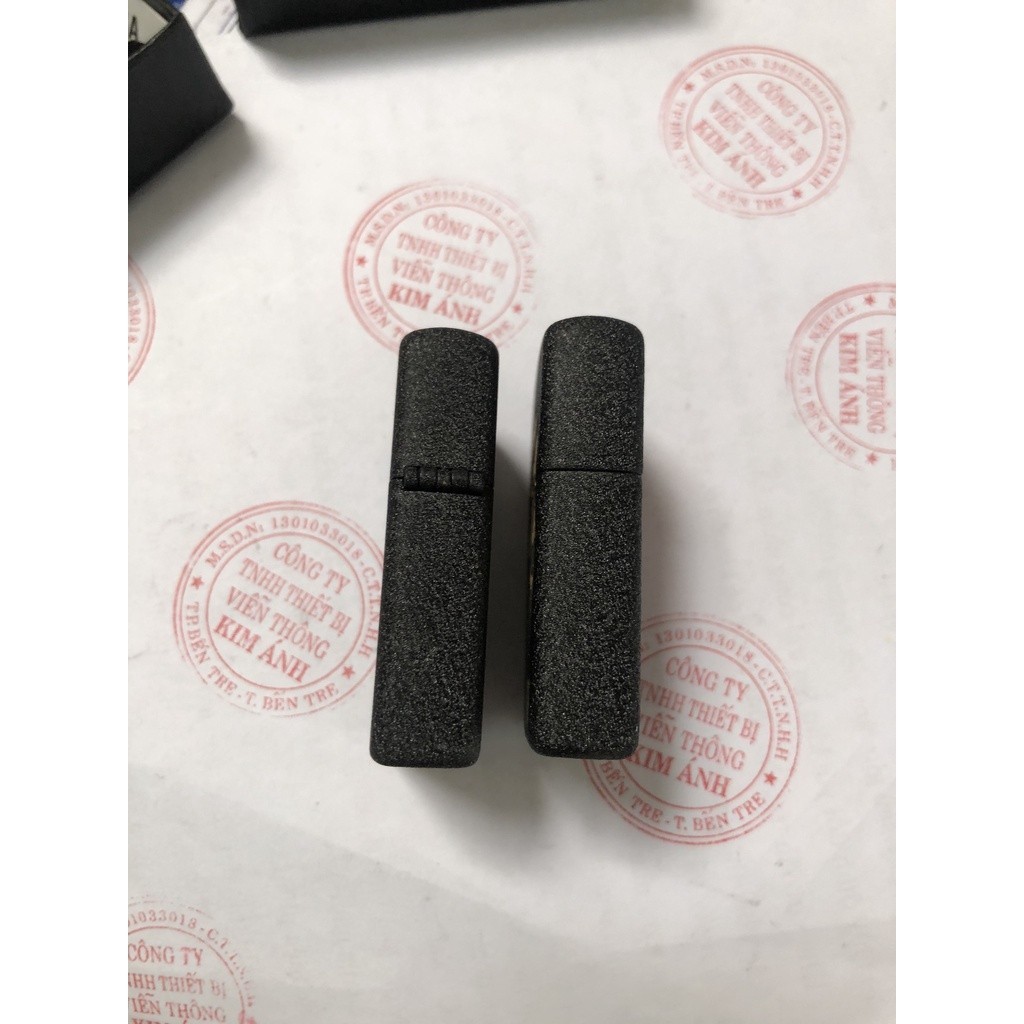 Bật lửa ZIPPO MẪU ĐÔI MÈO TÌNH YÊU LOẠI ĐEN BỤI, VỎ BẰNG ĐỒNG CÓ TEM ĐỎ