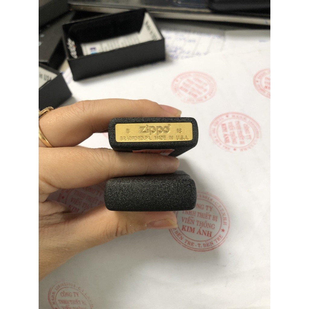Bật lửa ZIPPO MẪU ĐÔI MÈO TÌNH YÊU LOẠI ĐEN BỤI, VỎ BẰNG ĐỒNG CÓ TEM ĐỎ