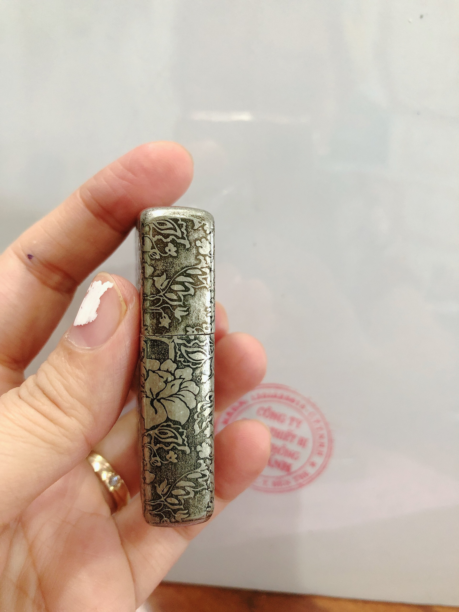 BẬT LỬA ZIPPO MẠ CHROME KHẮC CHÌM 5 MẶT BIỂU TƯỢNG HOA KHAI PHÚ QUÝ MÀU BẠC LOẠI GIẢ CỔ