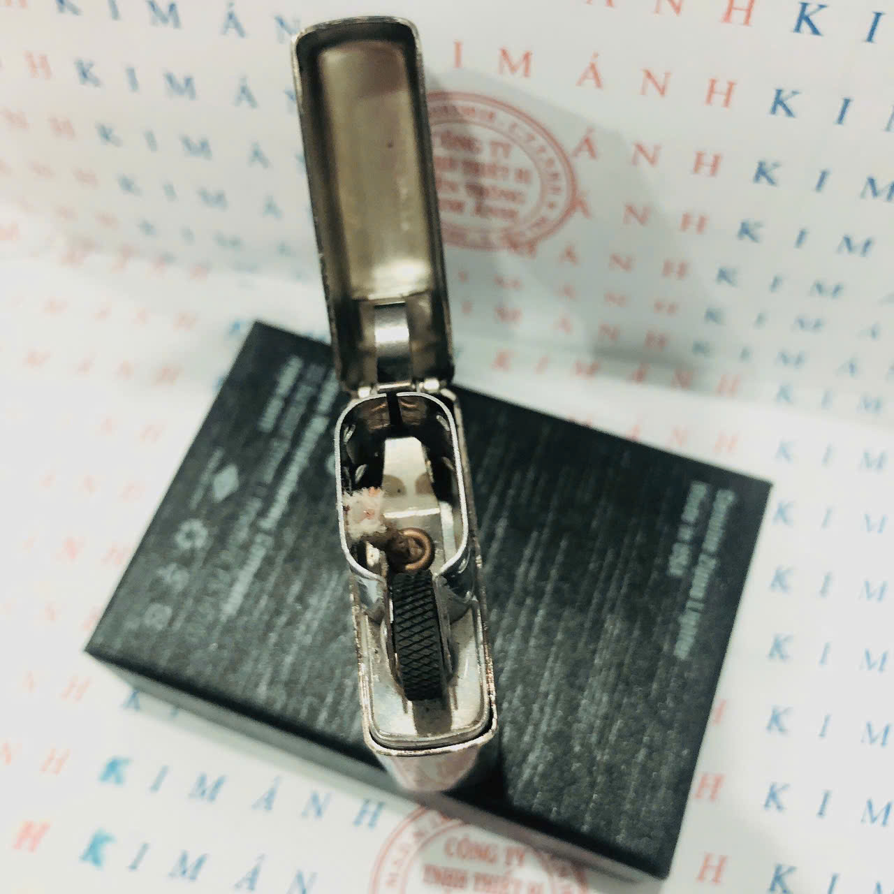 Hộp quẹt, bật lửa Zippo khắc ăn mòn HOT COWGIRL màu trắng bạc loại giả cổ, vỏ bằng đồng có tem đỏ